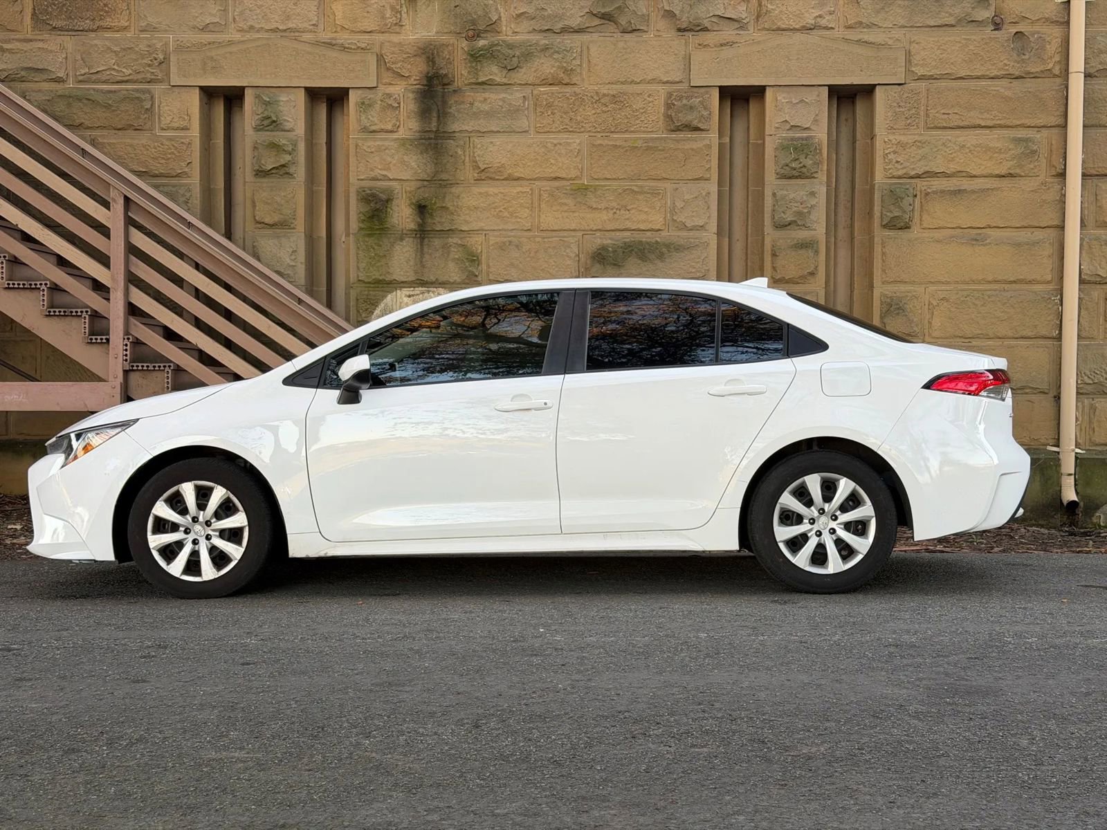 Used 2020 Toyota Corolla LE image 31