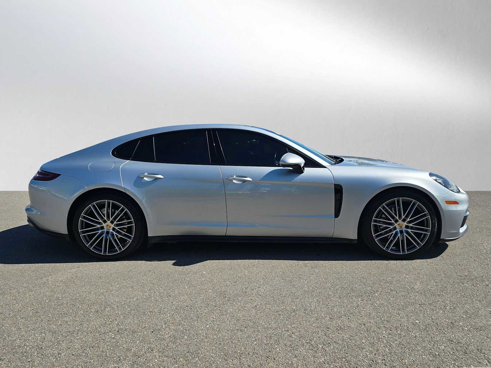 Used 2018 Porsche Panamera RWD image 2