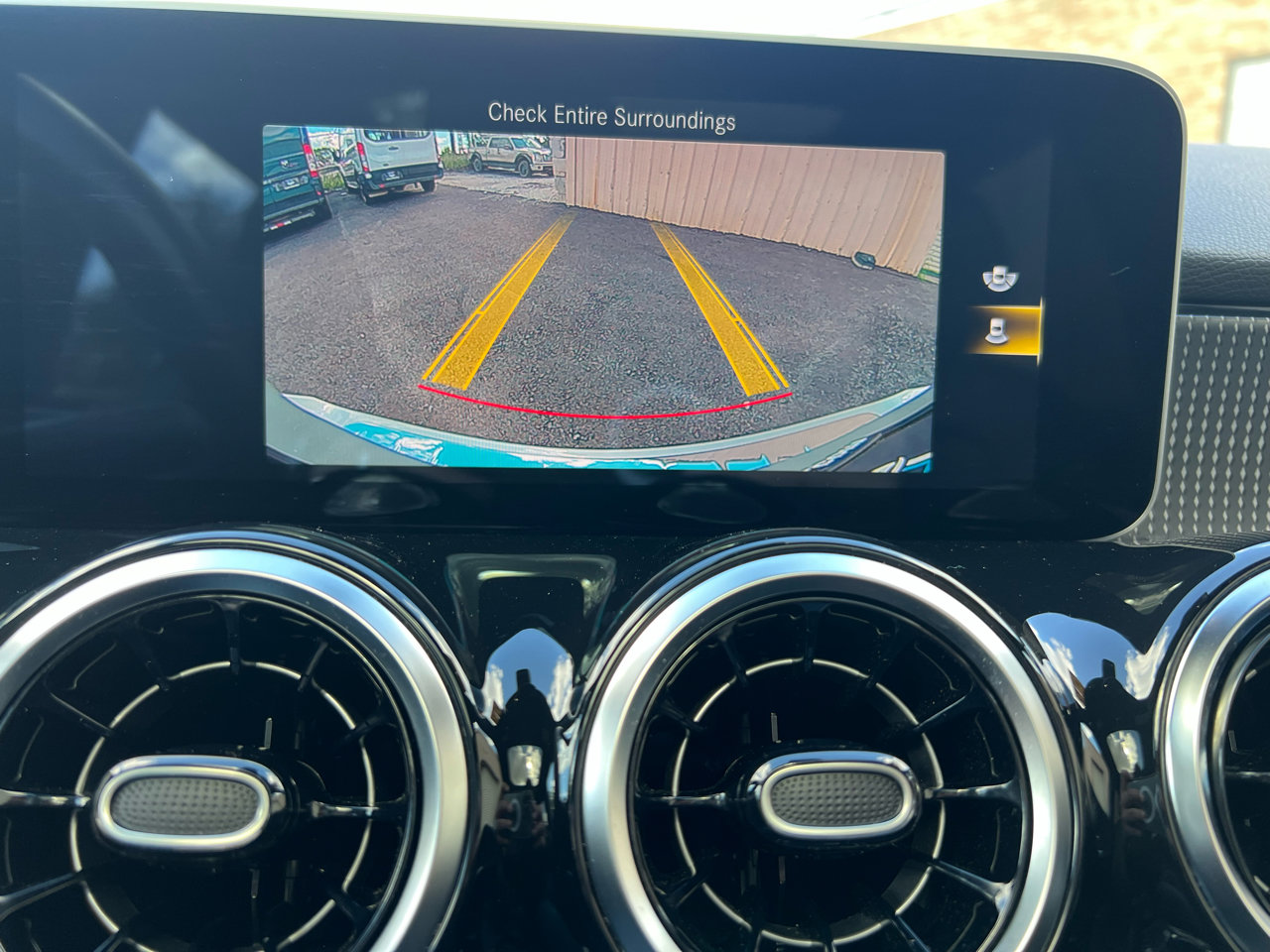 Used 2020 Mercedes-Benz GLB 250 4MATIC w/ Premium Package image 38