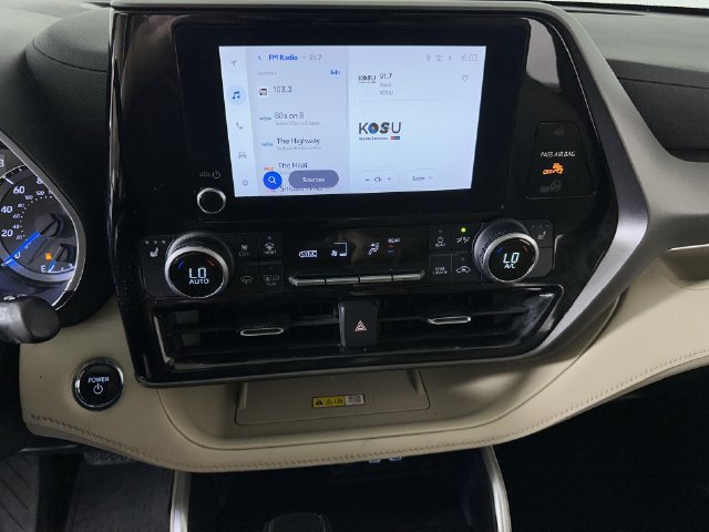 Used 2023 Toyota Highlander XLE AWD/4WD image 13