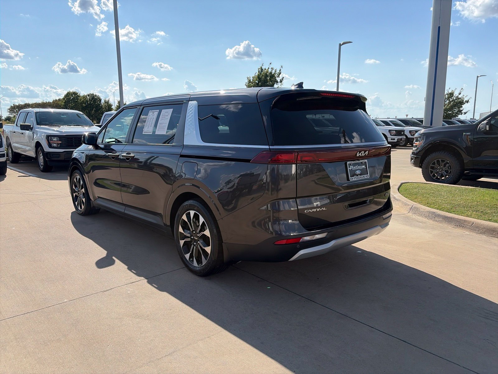 Used 2024 Kia Carnival EX FWD image 3