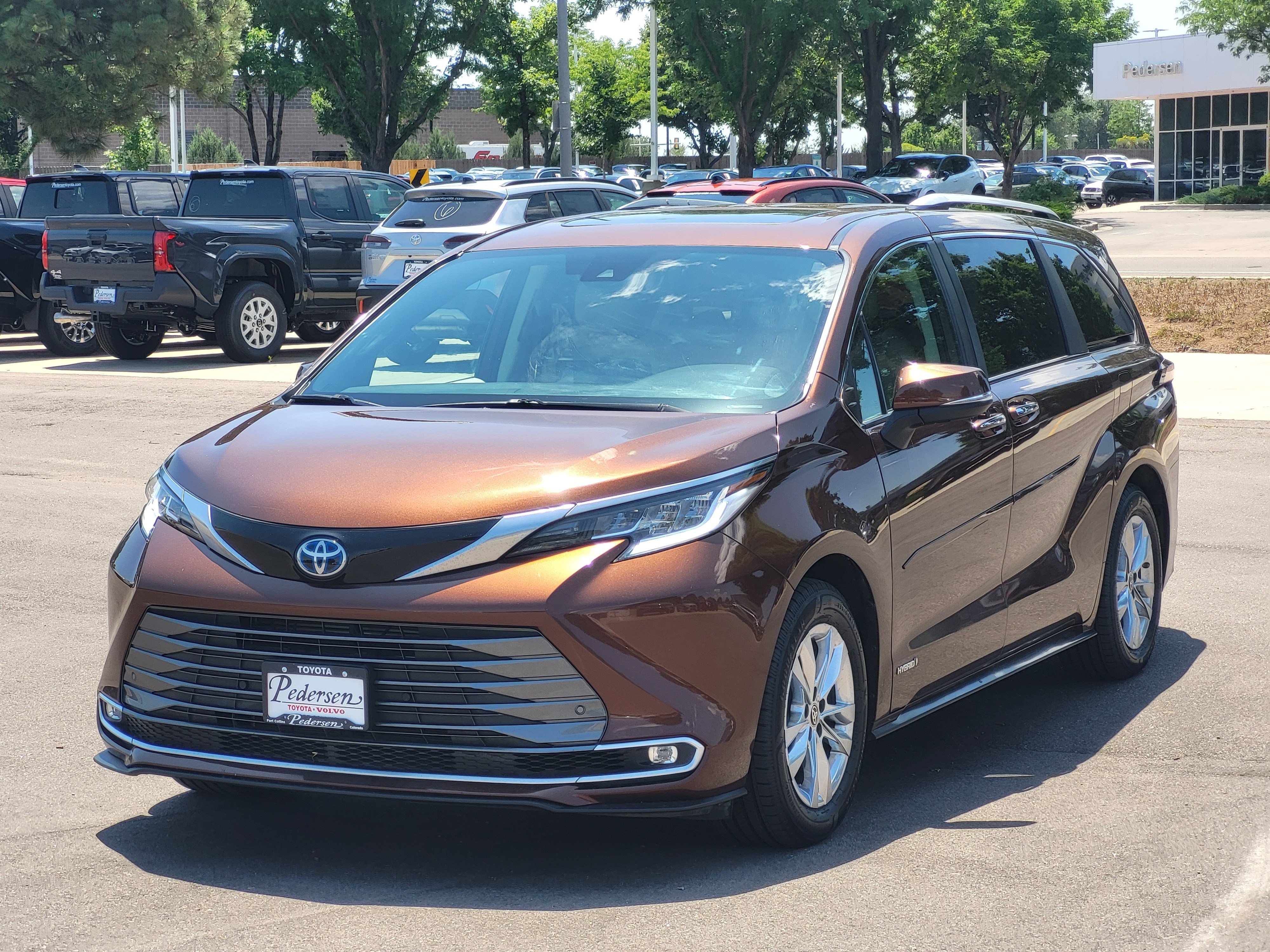 Certified 2021 Toyota Sienna Limited FWD image 4