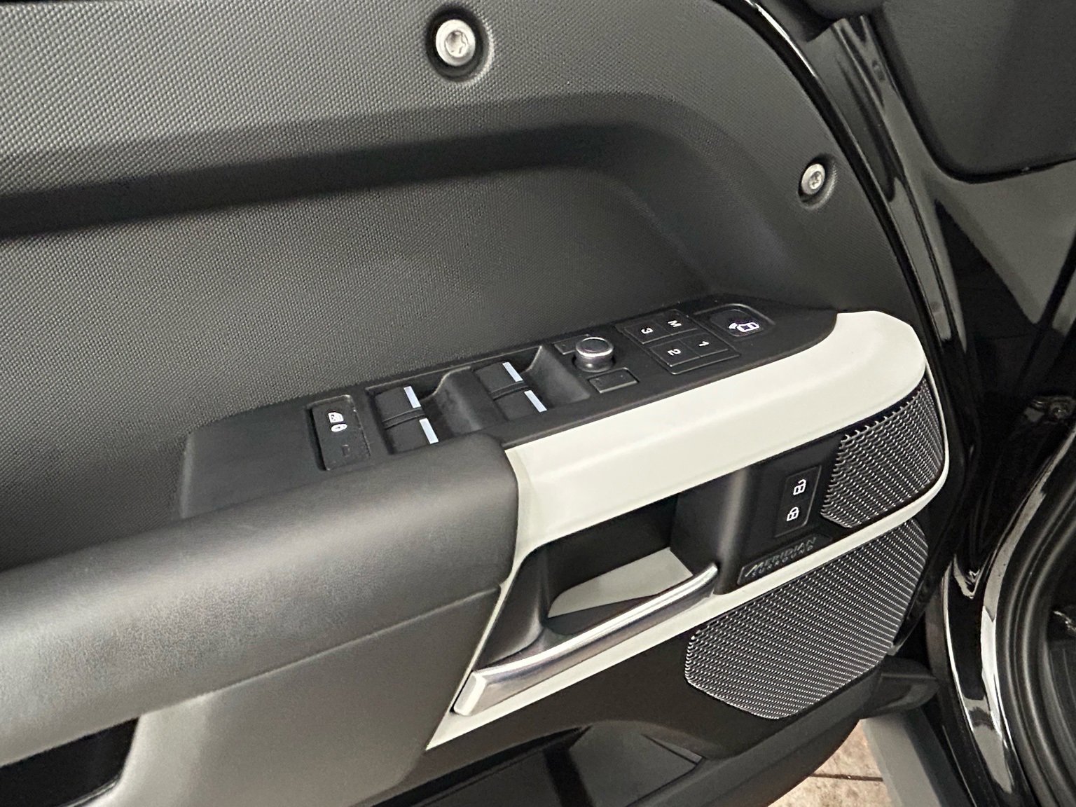 Used 2020 Land Rover Defender 110 HSE image 24