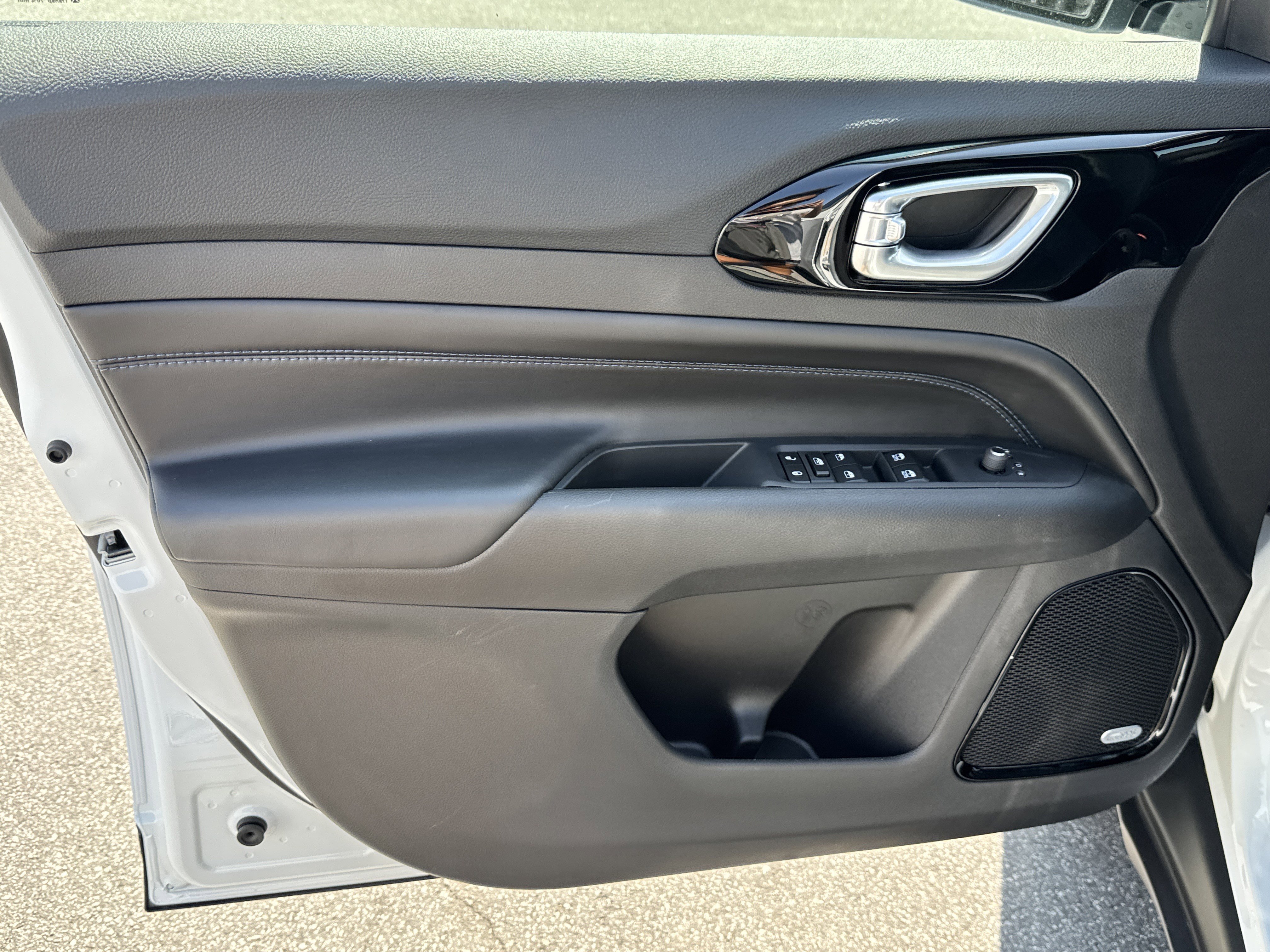 New 2025 Jeep Compass Latitude w/ Sun & Sound Group image 17