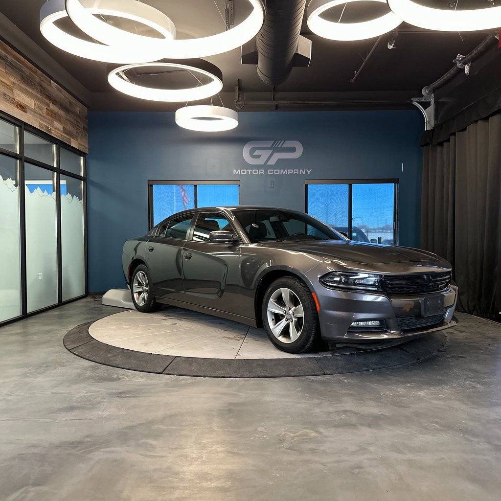 Used 2017 Dodge Charger SXT image 1