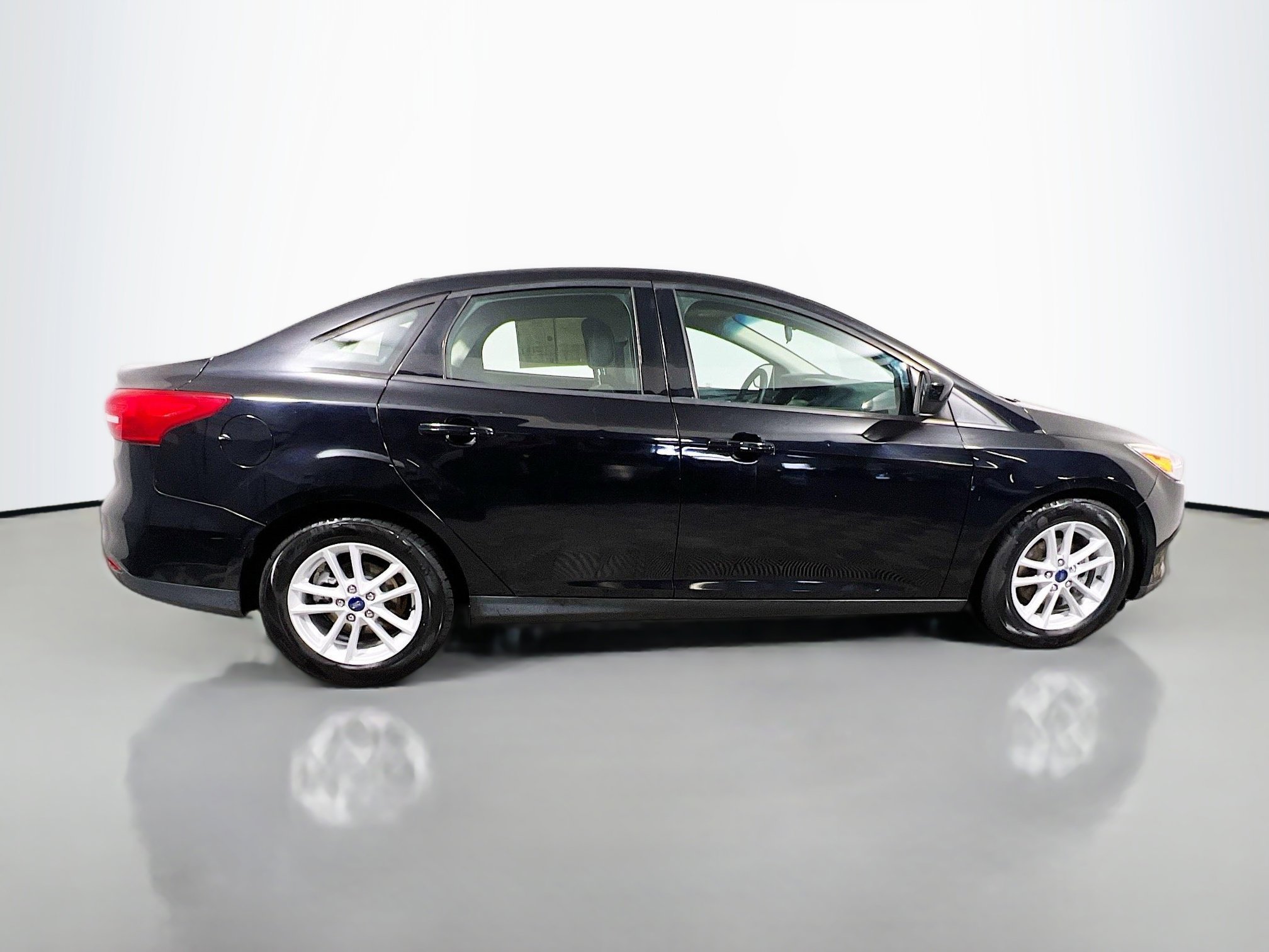 Used 2018 Ford Focus SE image 3