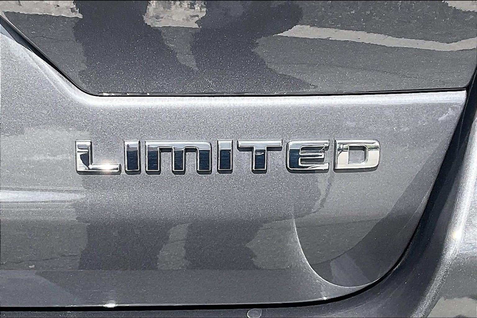 Used 2022 Jeep Grand Cherokee Limited w/ Trailer Tow Prep Group (B) RWD image 9