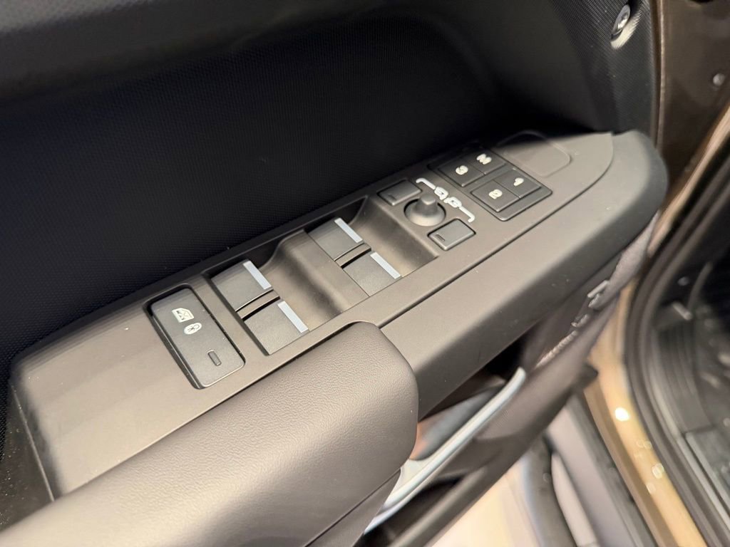 New 2025 Land Rover Defender 130 X-Dynamic SE image 28