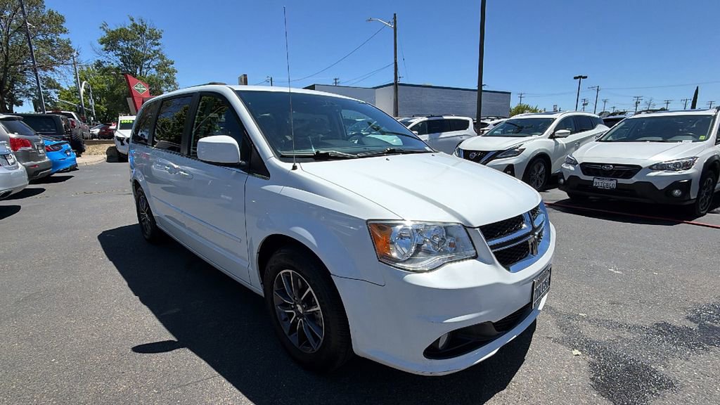 Used 2017 Dodge Grand Caravan SXT FWD image 2