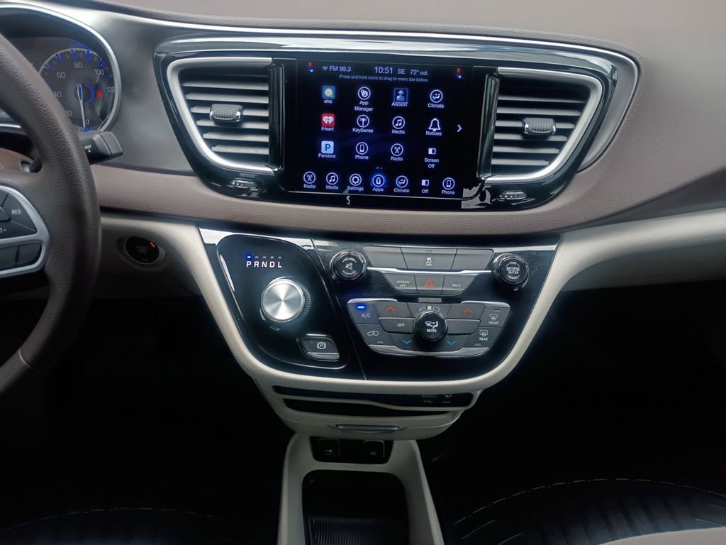 Used 2017 Chrysler Pacifica Touring image 3