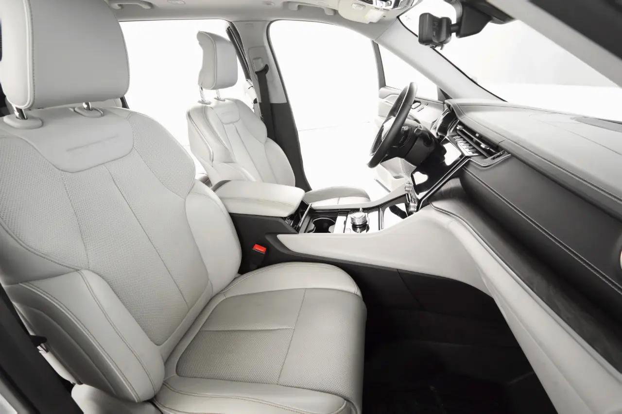 Used 2022 Jeep Grand Cherokee L Overland w/ Advanced Protech Group III image 24