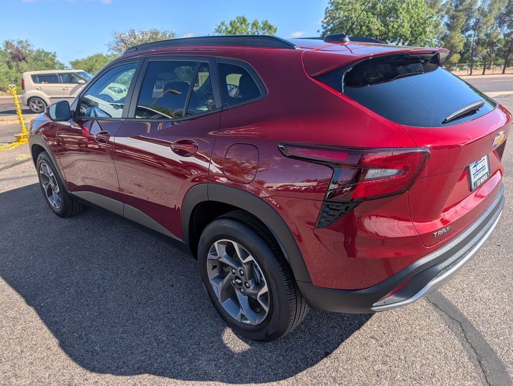 Certified 2025 Chevrolet Trax LT FWD image 3
