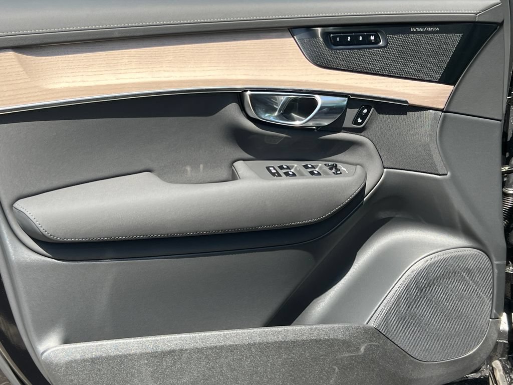 New 2026 Volvo XC90 B6 Plus w/ Protection Package Premier AWD/4WD image 16
