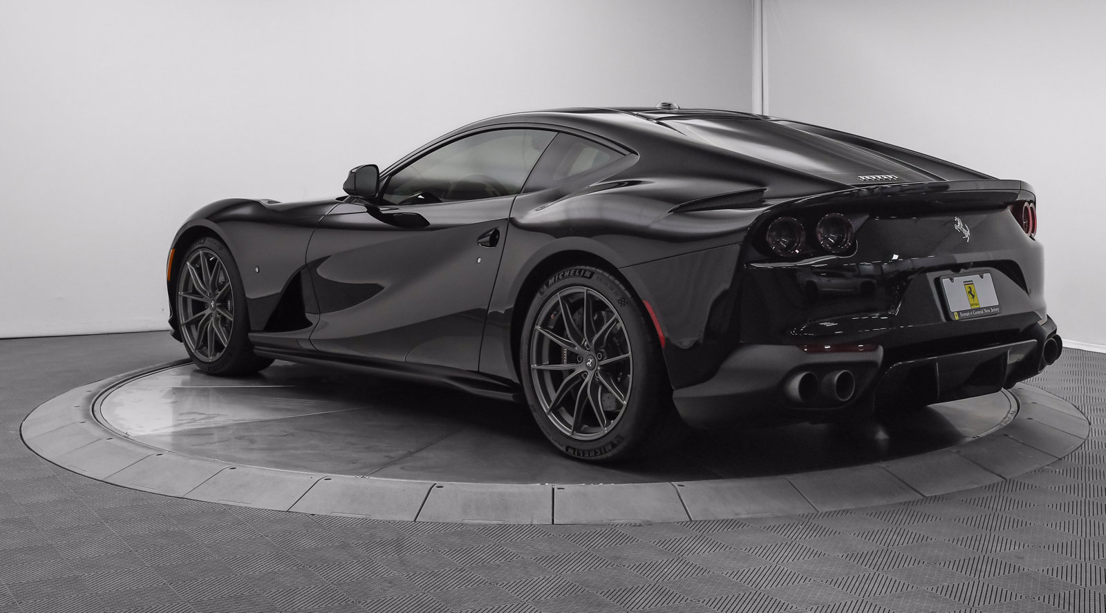 Used 2018 Ferrari 812 Superfast RWD image 5