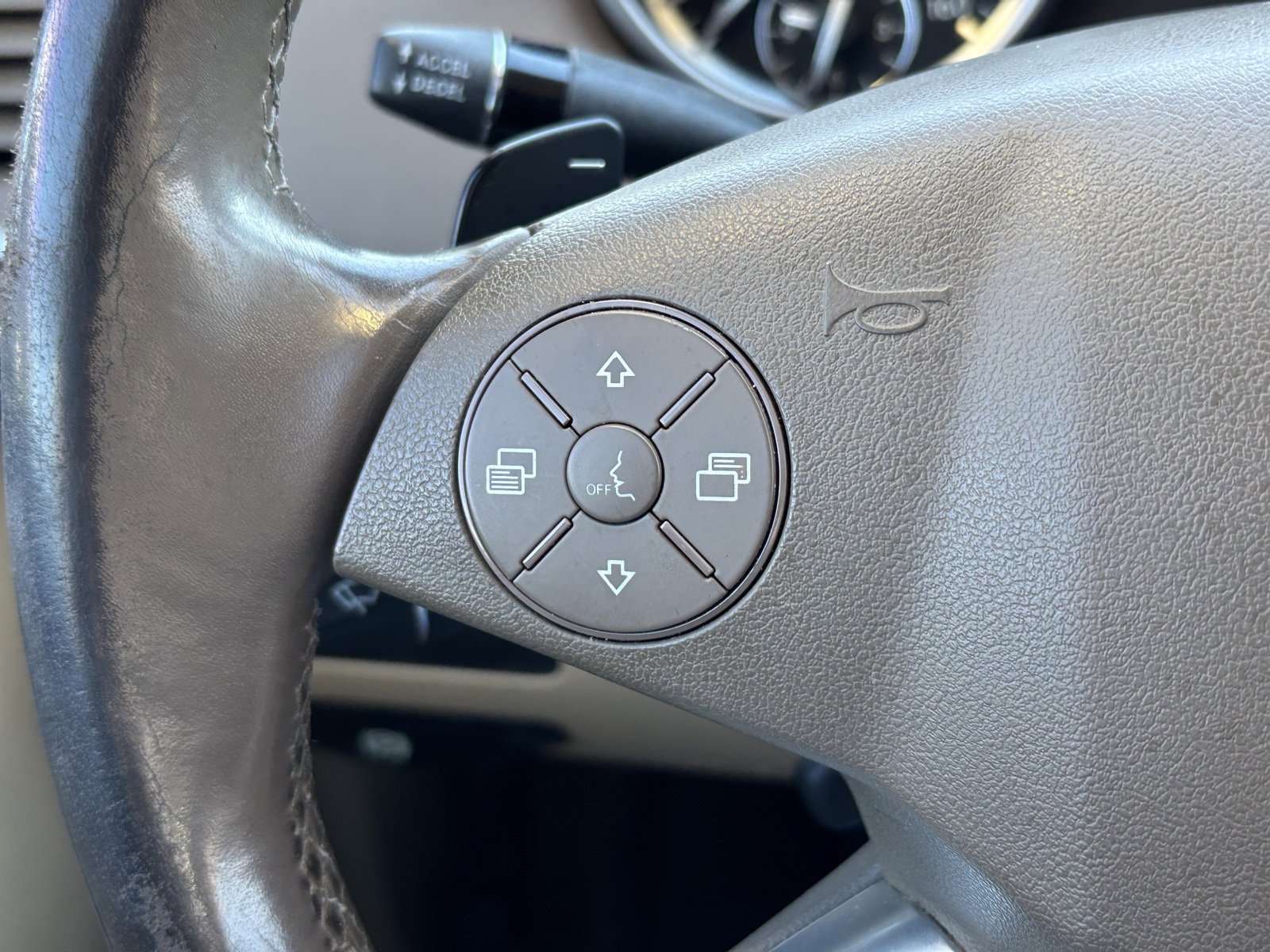 Used 2011 Mercedes-Benz GL 550 4MATIC image 26