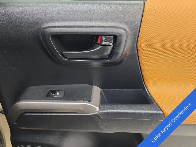 Used 2018 Toyota Tacoma SR5 AWD/4WD image 14