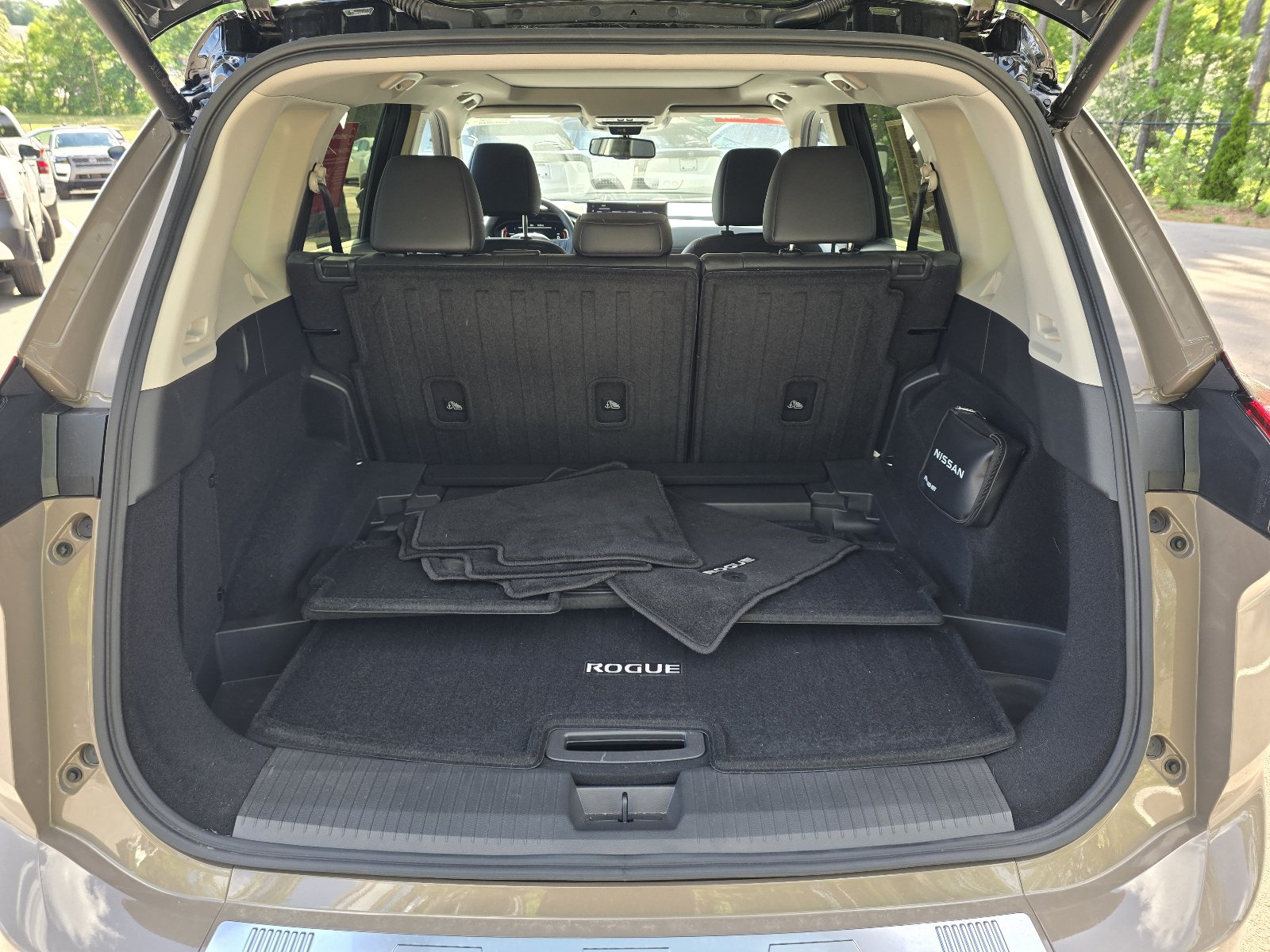 Certified 2025 Nissan Rogue SL w/ Tech Package FWD image 26