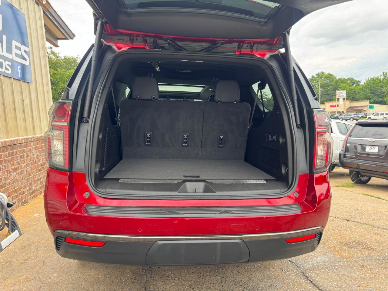 Used 2022 Chevrolet Suburban RST w/ Luxury Package RWD image 9