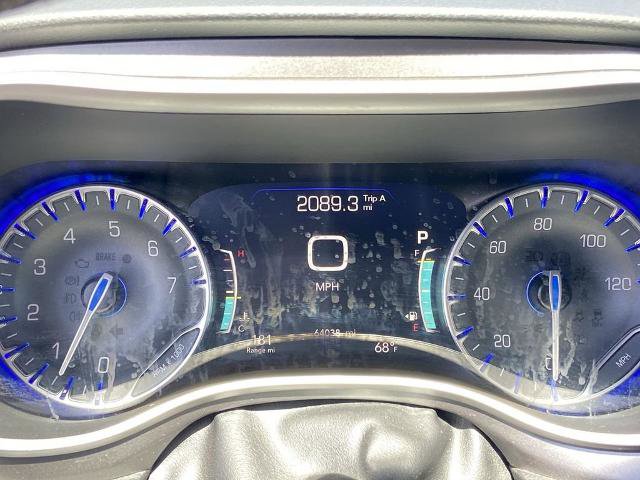 Used 2023 Chrysler Pacifica Touring-L FWD image 7