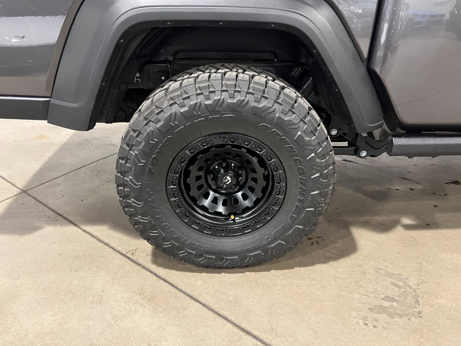 Used 2025 Jeep Gladiator Sport image 36