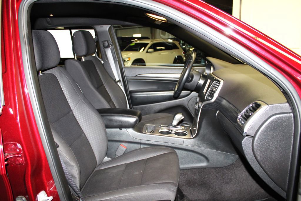 Used 2019 Jeep Grand Cherokee Laredo image 25