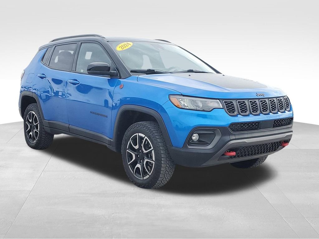 Used 2024 Jeep Compass Trailhawk image 3