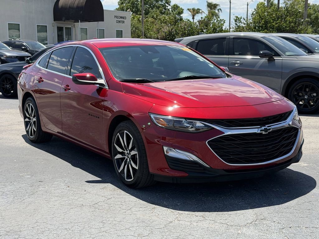 Used 2025 Chevrolet Malibu RS FWD image 2