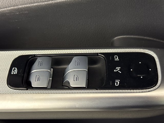Used 2025 Mercedes-Benz GLC 300 4MATIC image 30