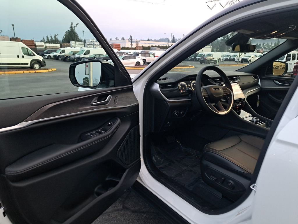 New 2025 Jeep Grand Cherokee Limited w/ Trailer Tow Package AWD/4WD image 11