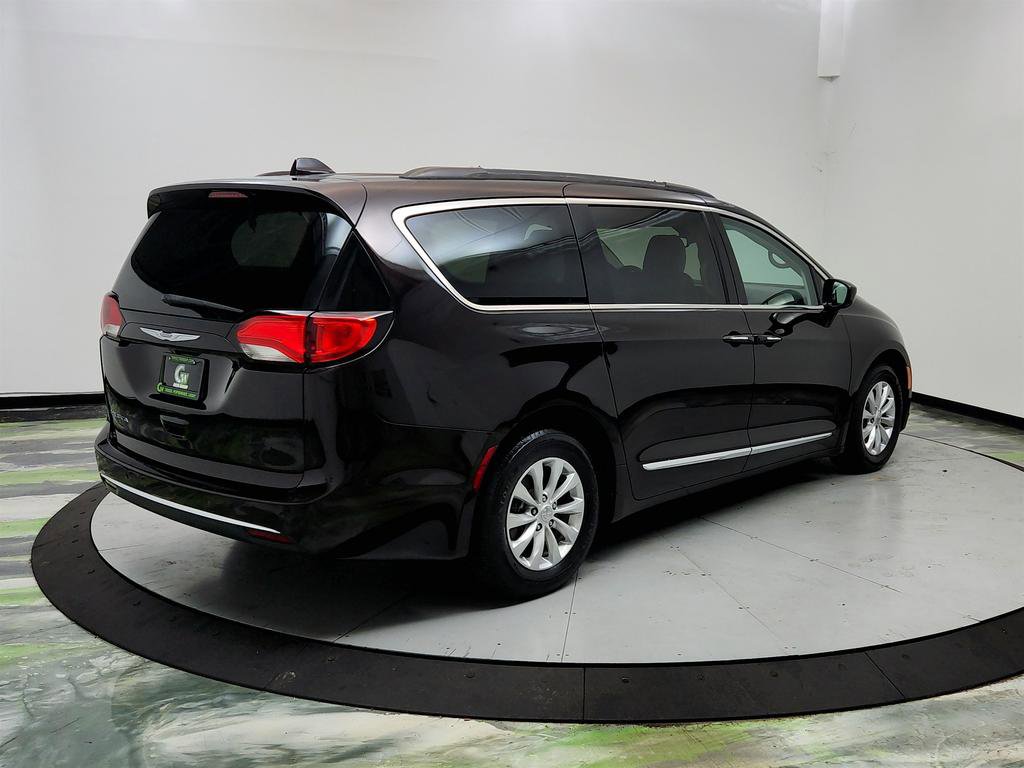 Used 2017 Chrysler Pacifica Touring-L w/ 13 Speaker Alpine Sound Group FWD image 5
