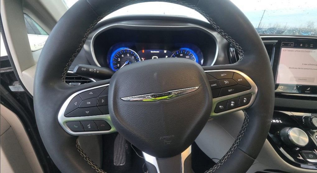 Used 2024 Chrysler Pacifica Touring-L image 13