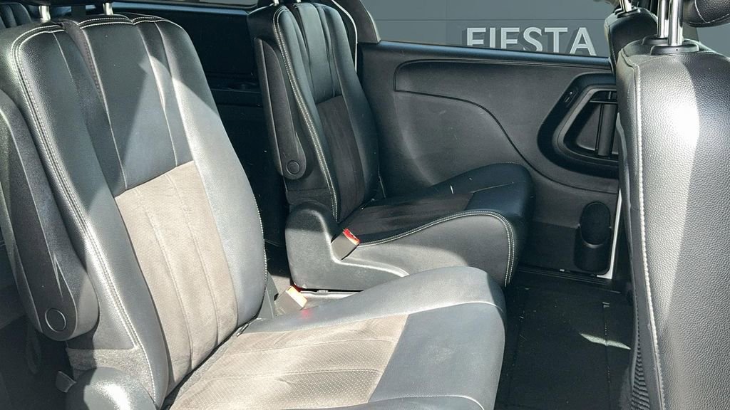 Used 2020 Dodge Grand Caravan SXT w/ Driver Convenience Group image 19
