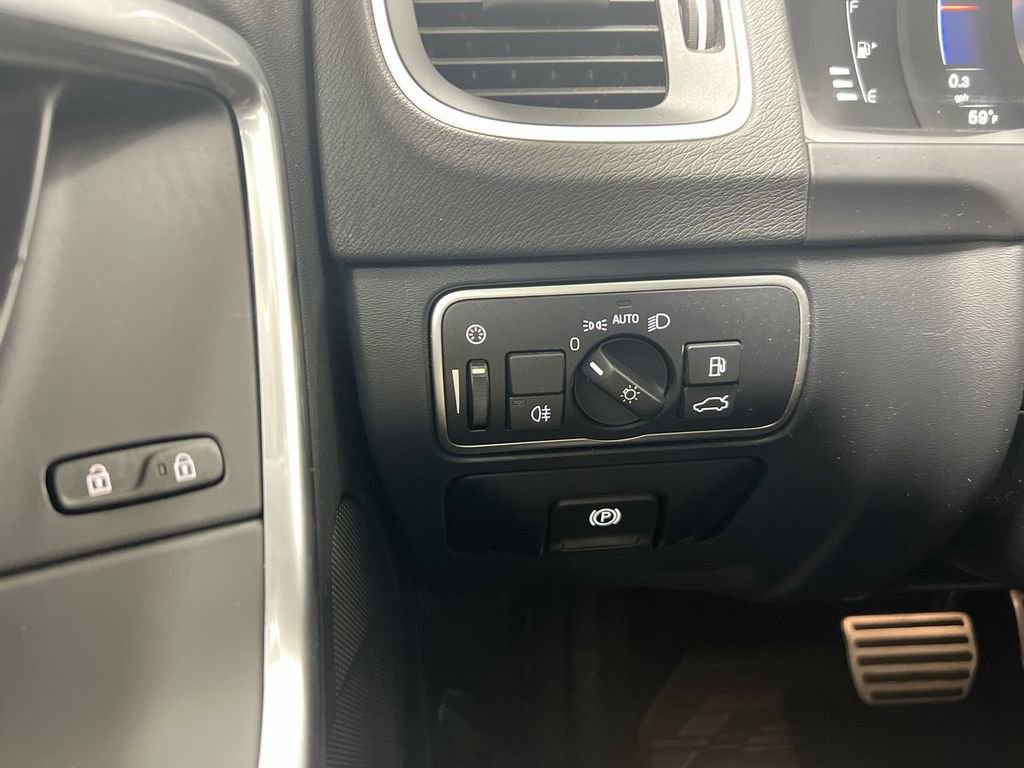 Used 2017 Volvo V60 T6 R-Design Platinum image 18