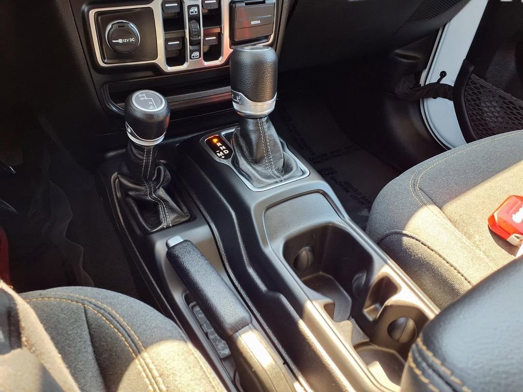 Used 2025 Jeep Wrangler Sahara image 11