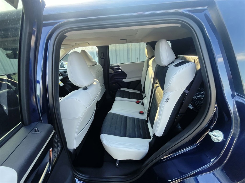 New 2025 Mitsubishi Outlander SE image 23