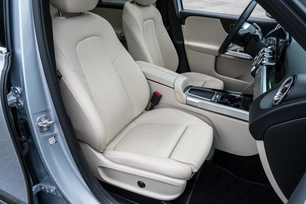 Used 2026 Mercedes-Benz GLB 250 4MATIC w/ Exclusive Package image 29