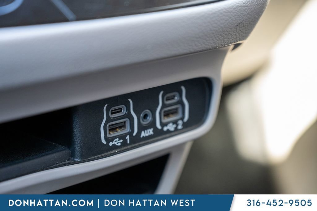 Used 2023 Chrysler Pacifica Touring-L FWD image 12