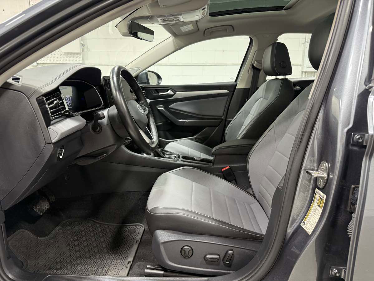 Used 2025 Volkswagen Jetta SE w/ Sunroof Package image 9