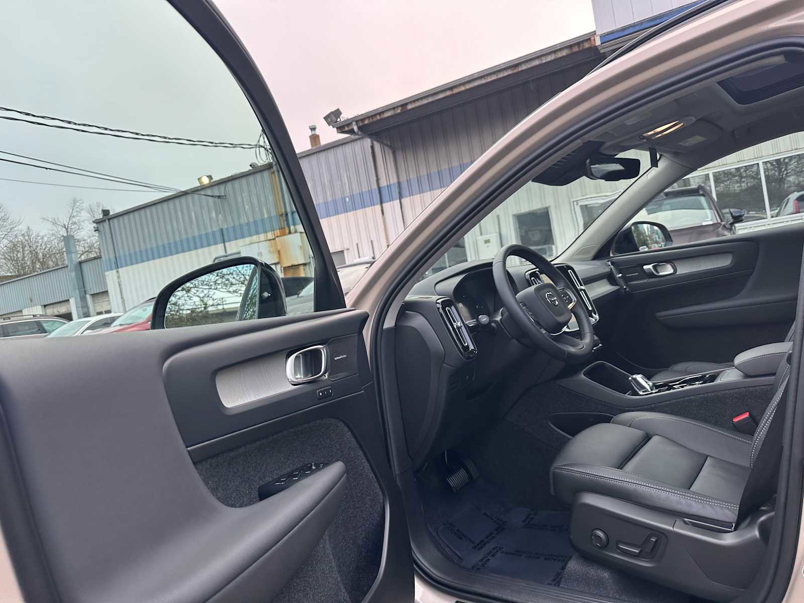 Used 2025 Volvo XC40 B5 Ultra w/ Climate Package image 20