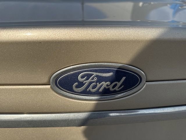 Used 2017 Ford Fusion SE w/ Fusion SE Technology Package image 5