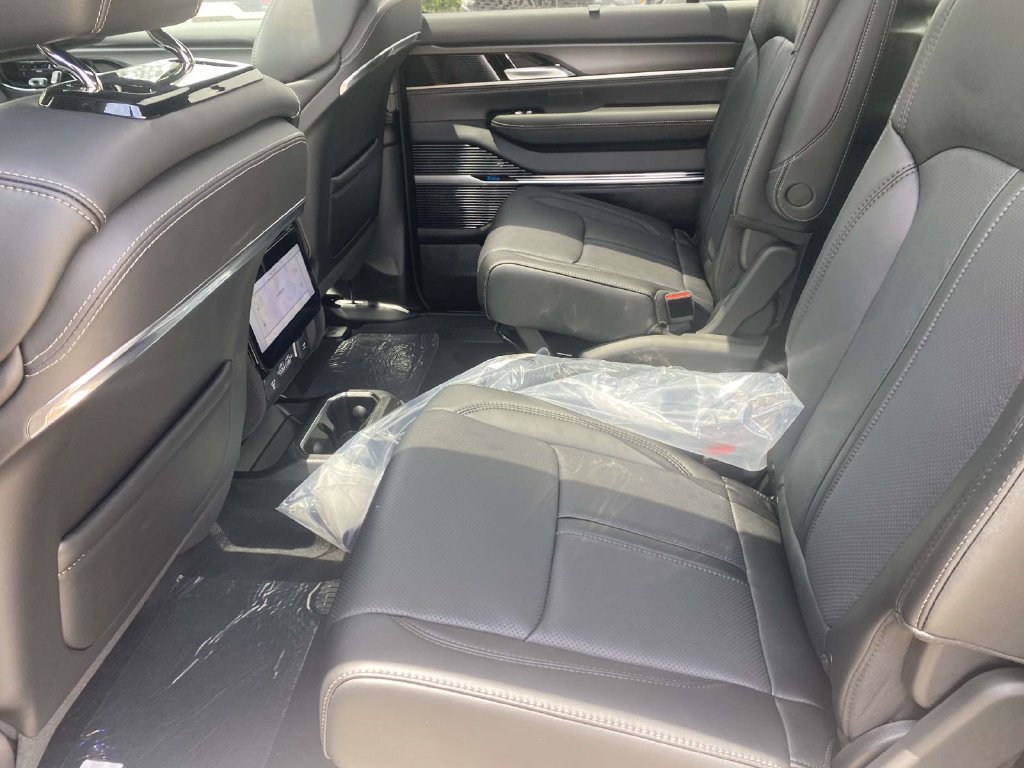 New 2026 Jeep Grand Wagoneer Summit w/ Premium Group III AWD/4WD image 9