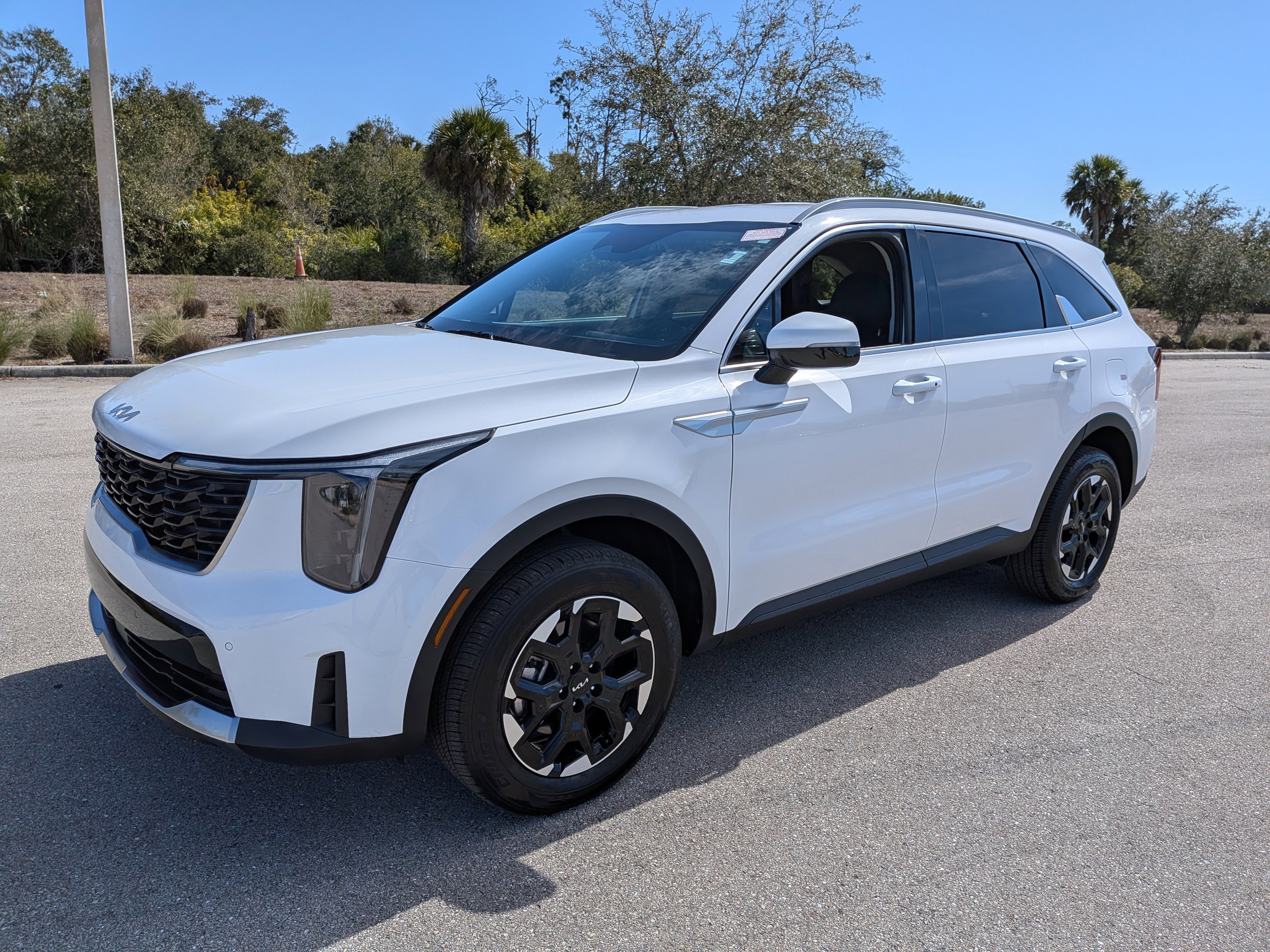 Certified 2025 Kia Sorento S image 9