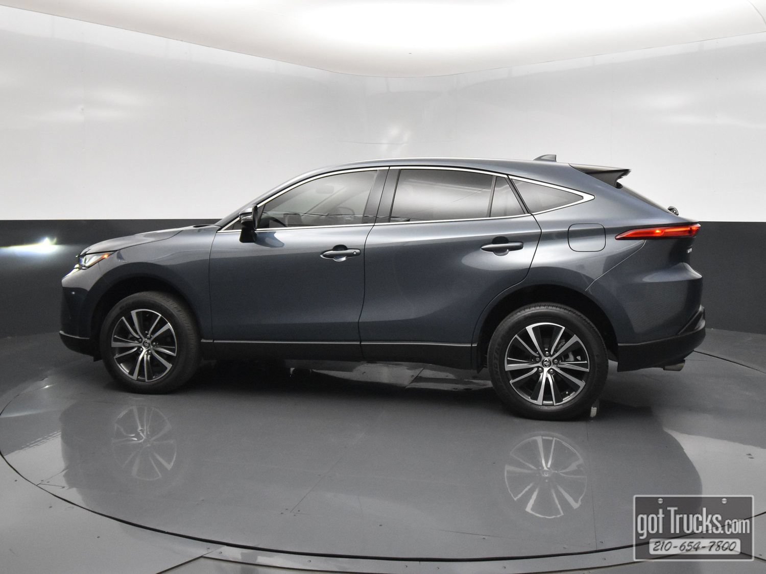 Used 2024 Toyota Venza LE AWD/4WD image 3