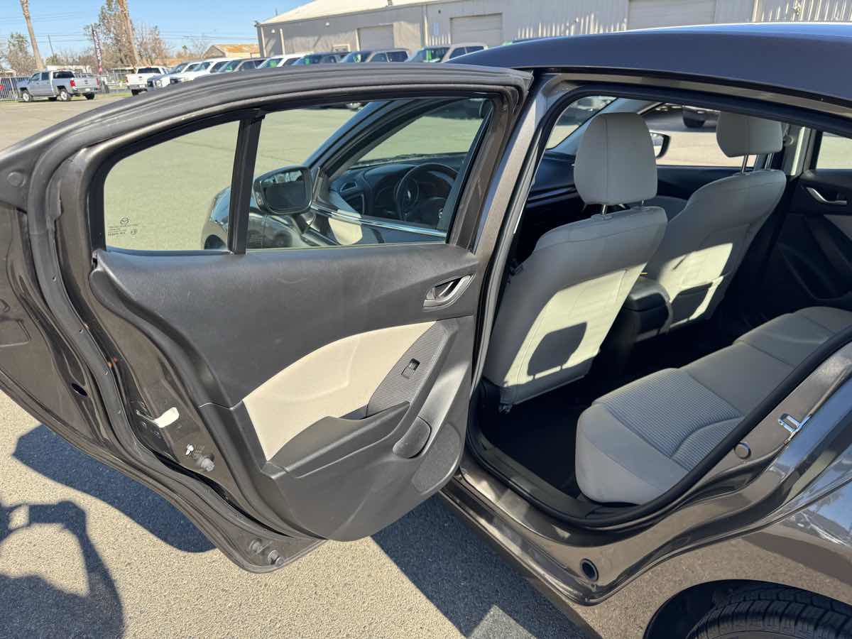 Used 2016 MAZDA MAZDA3 i Touring w/ Popular Equipment Package image 21