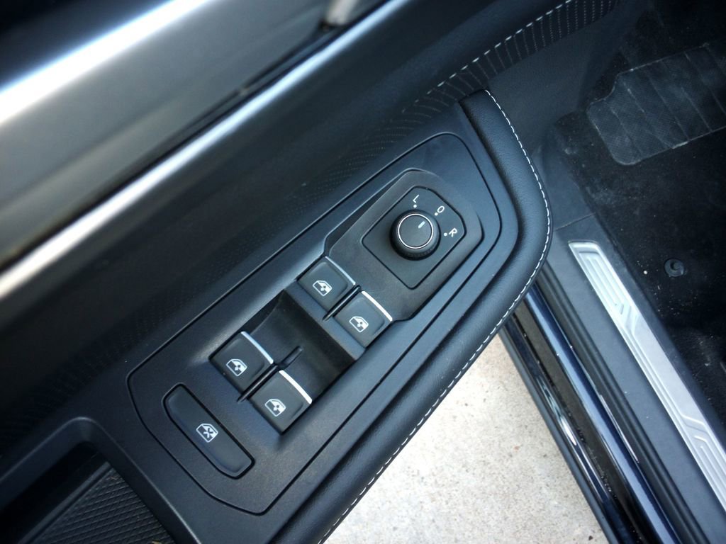 Used 2025 Volkswagen Atlas Cross Sport SE image 12