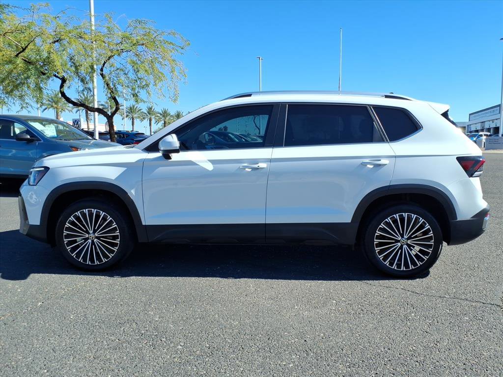 Certified 2025 Volkswagen Taos SE image 4