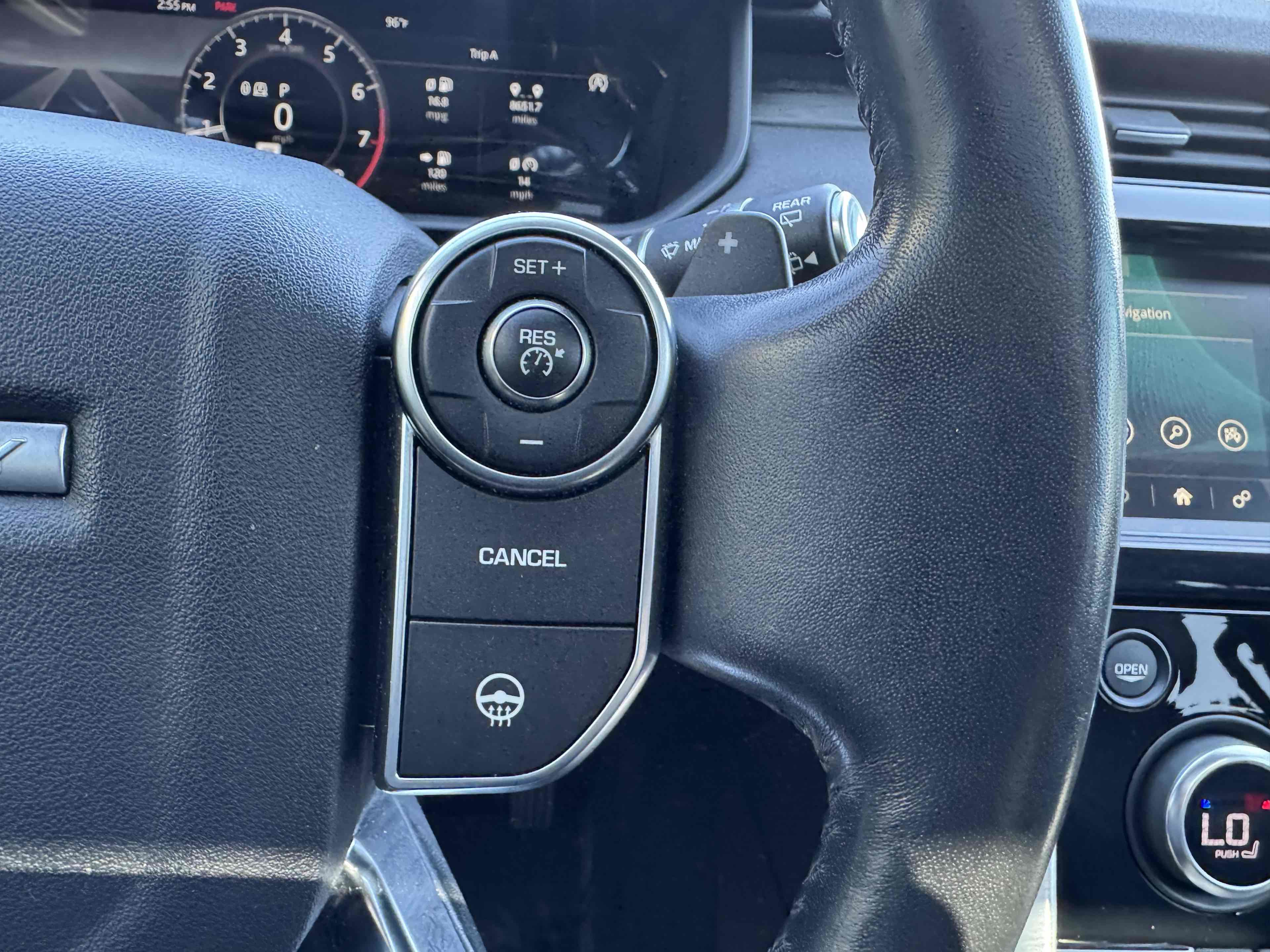 Used 2018 Land Rover Discovery HSE AWD/4WD image 24