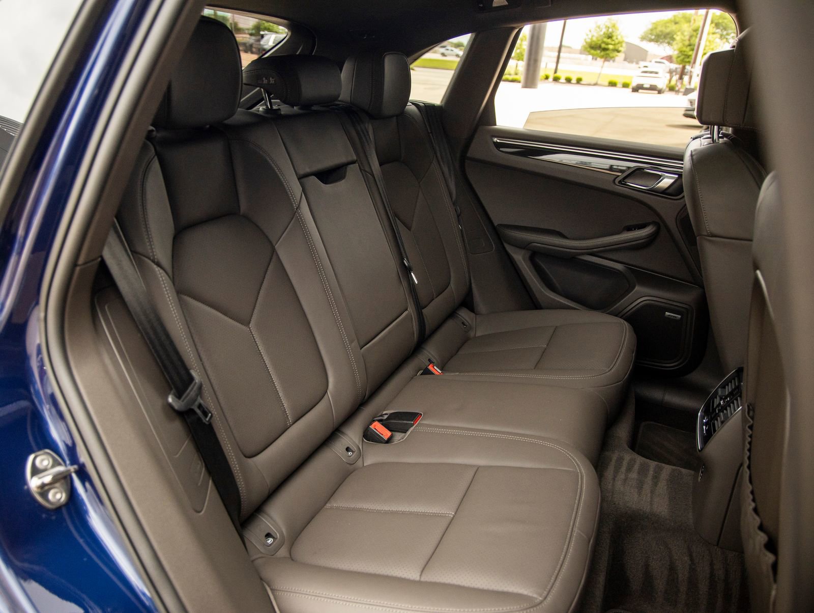 Certified 2025 Porsche Macan image 46