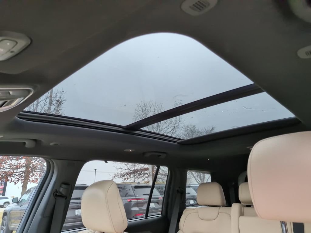 Used 2025 Jeep Grand Cherokee L Limited w/ Luxury Tech Group II image 30