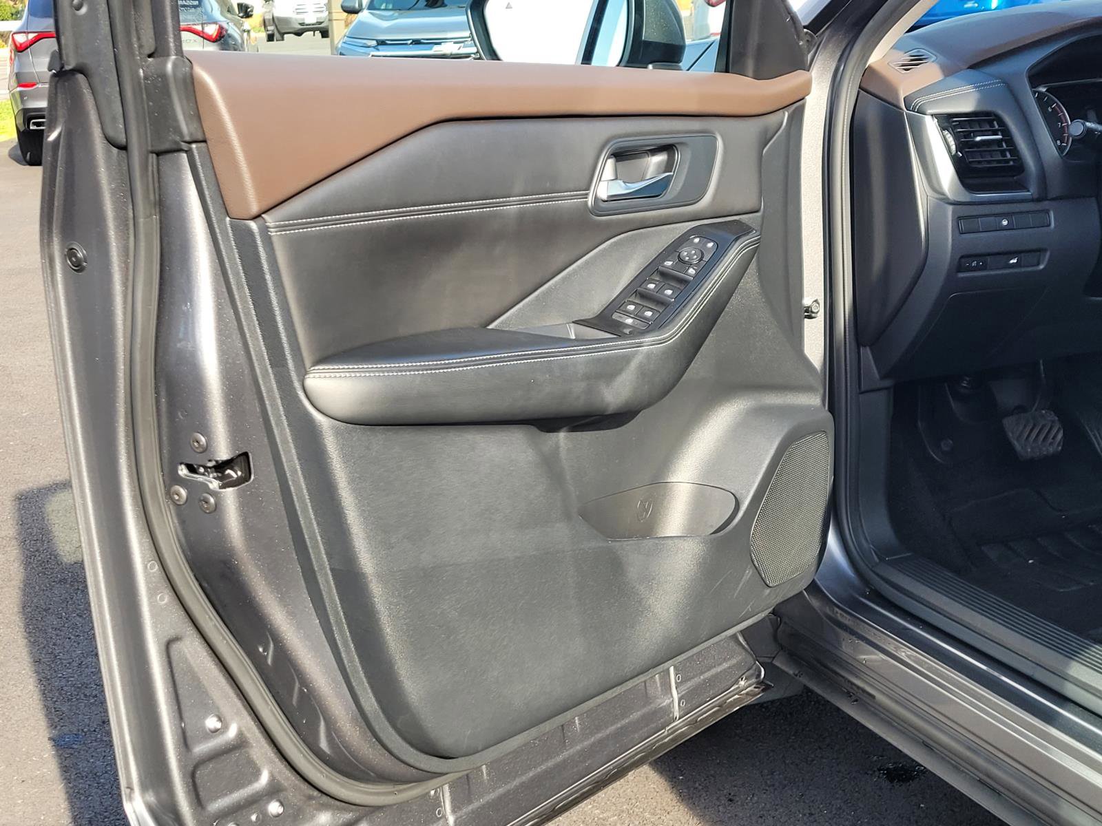 Used 2022 Nissan Rogue SV w/ SV Premium Package image 12